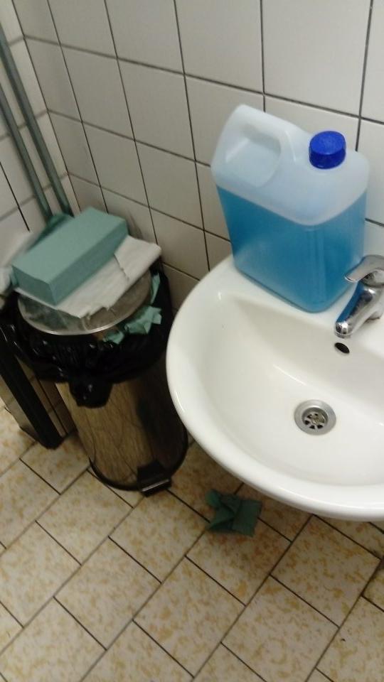 zanedbaná hygiena sociálnych zariadení zamestnancov