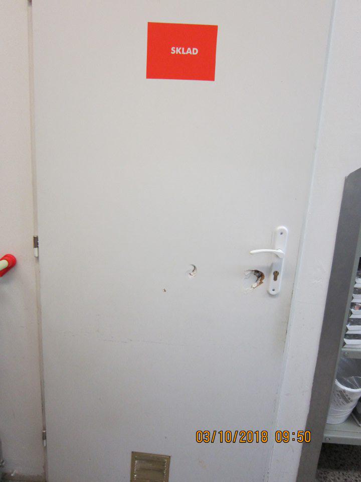 Poškodené dvere v sklade.