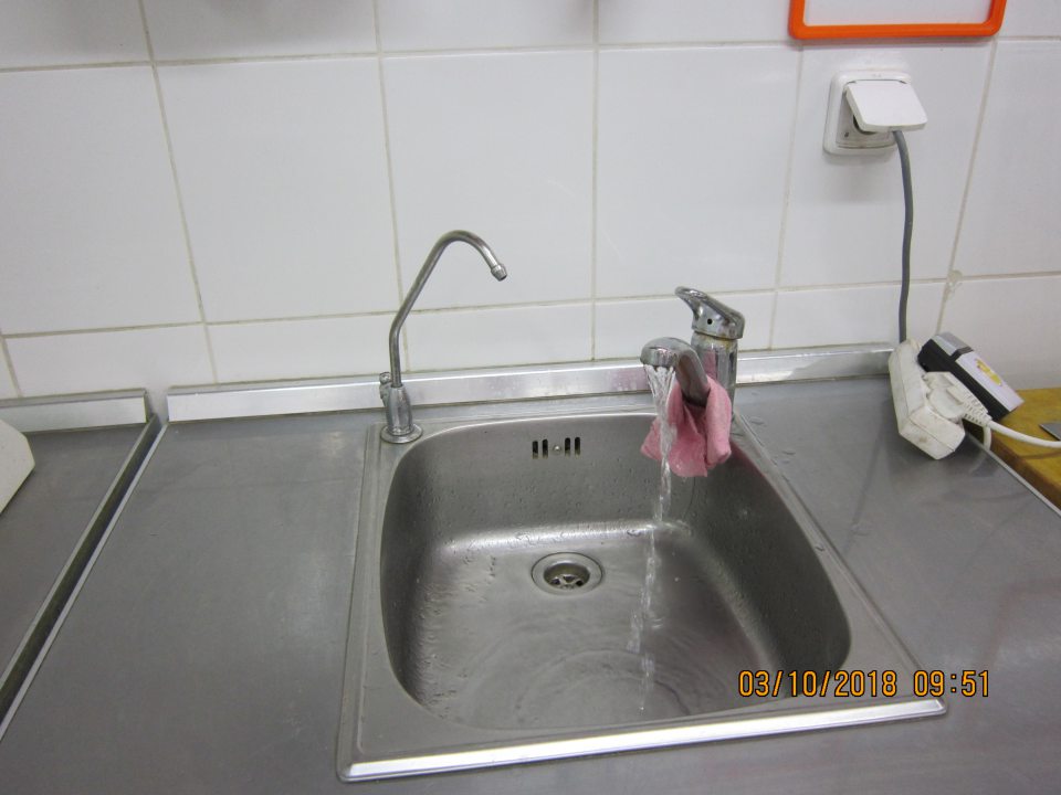 V priestore mäsového pultu netečie teplá voda.