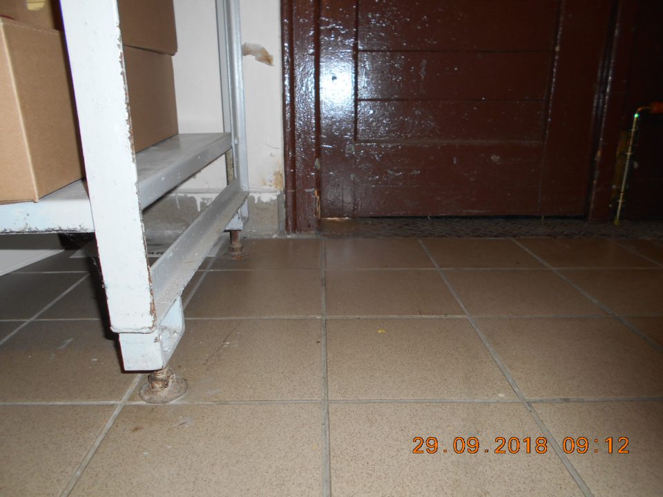 na dverách na rampe na prísun tovaru poškodené tesnenie