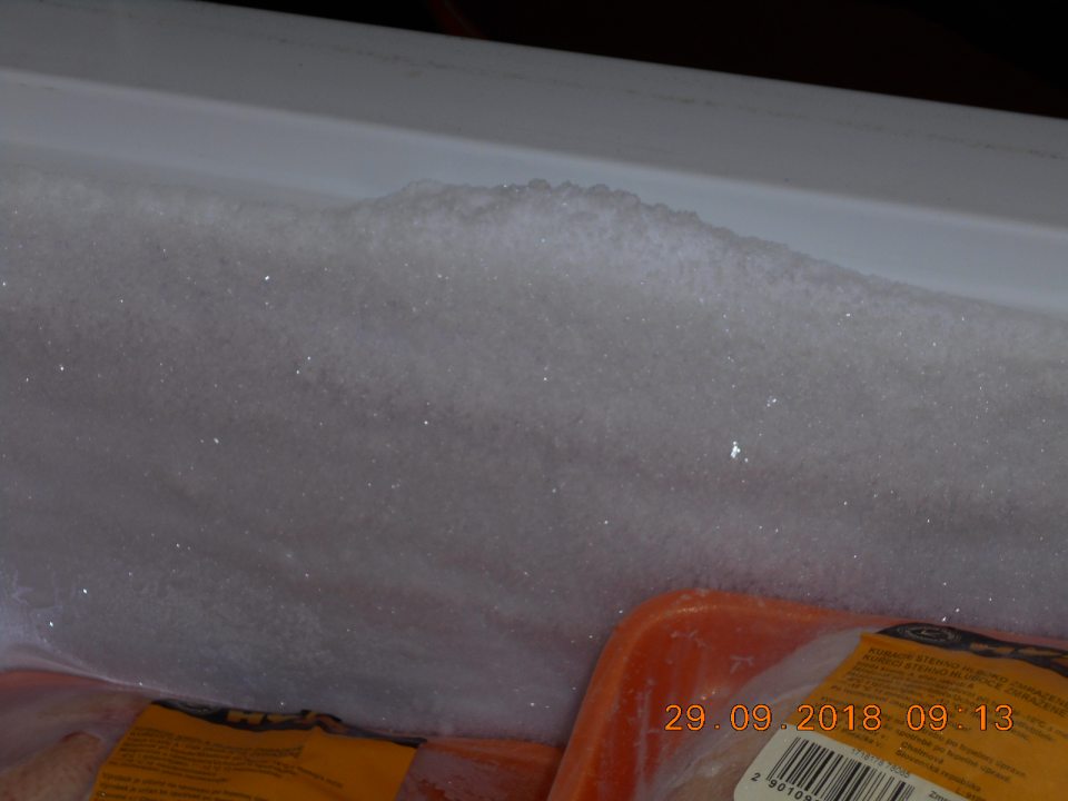 značná vrstva námrazy v mraziacom boxe v zázemí predajne