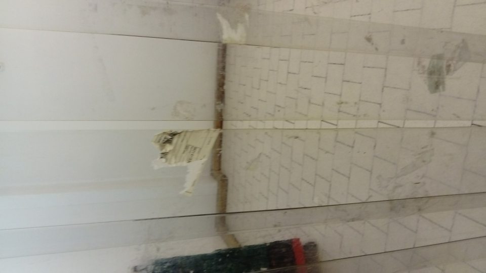 Znečistený deliaci plastový záves v oddelení ovocia zeleniny v sklade hypermarketu