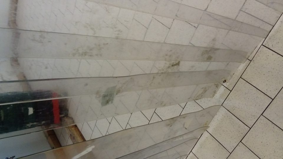 Znečistený deliaci plastový záves v oddelení ovocia zeleniny v sklade hypermarketu