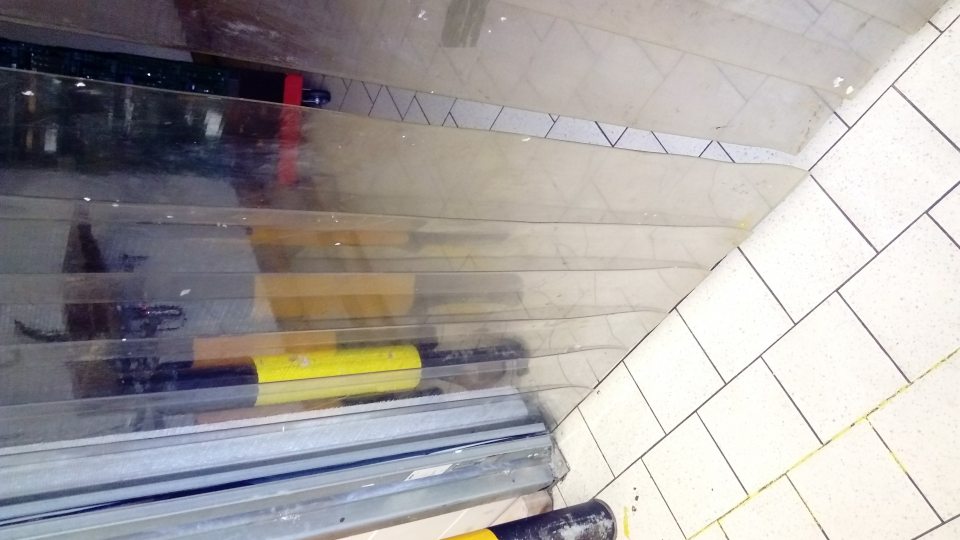 Vyčistený deliaci plastový záves v oddelení ovocia zeleniny v sklade hypermarketu