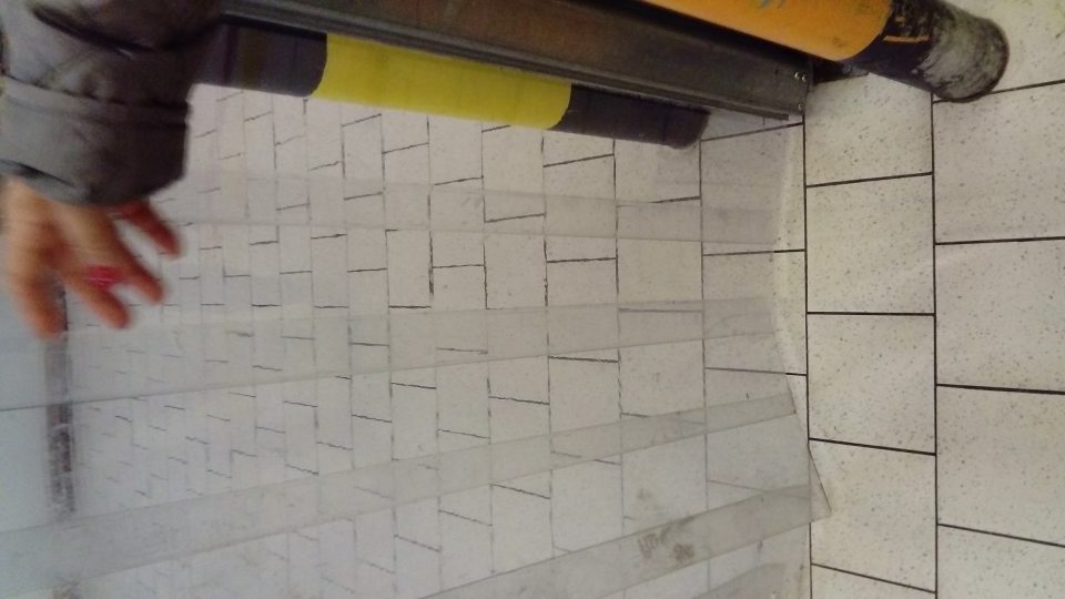 Vyčistený deliaci plastový záves v oddelení ovocia zeleniny v sklade hypermarketu