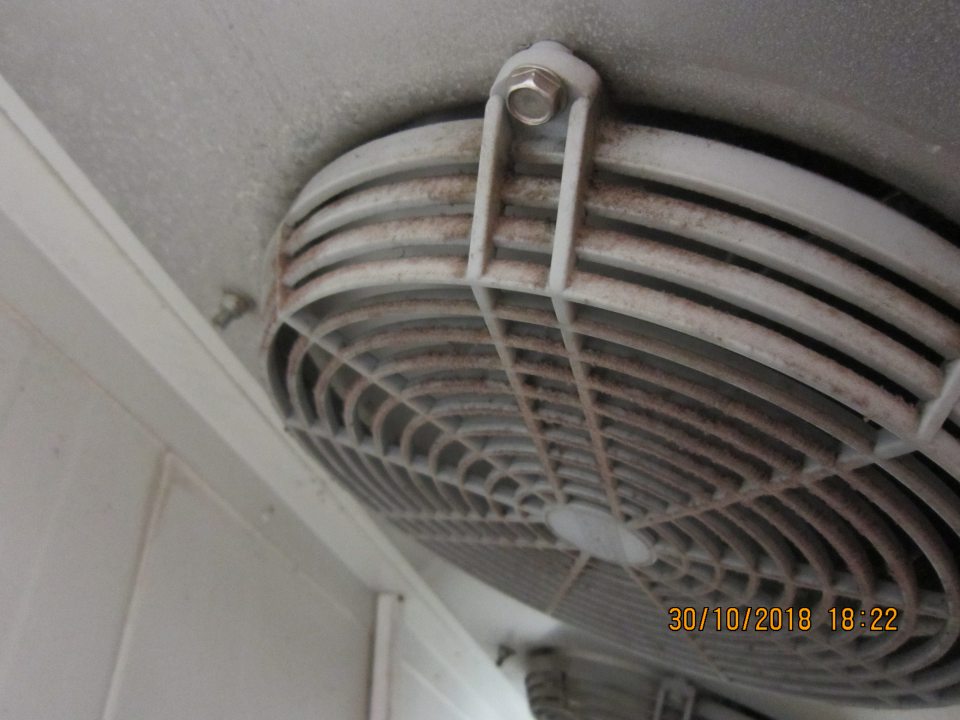 Znečistené kryty chladiaceho zariadenia v sklade mäsových výrobkov