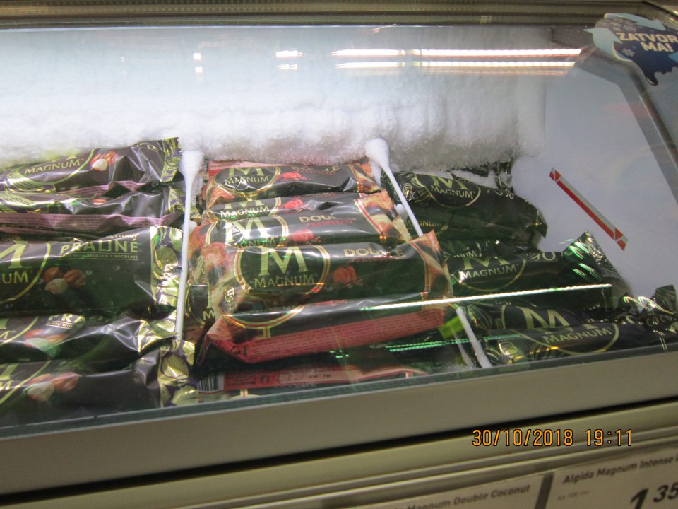 Nadmerná námraza v mraziacich boxoch na nanuky.