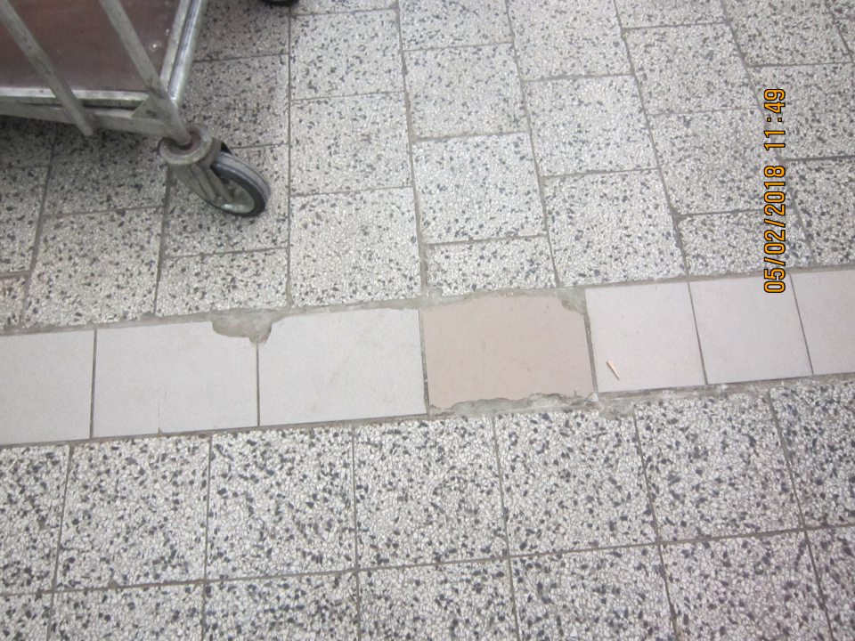 V prevádzke poškodená podlaha.