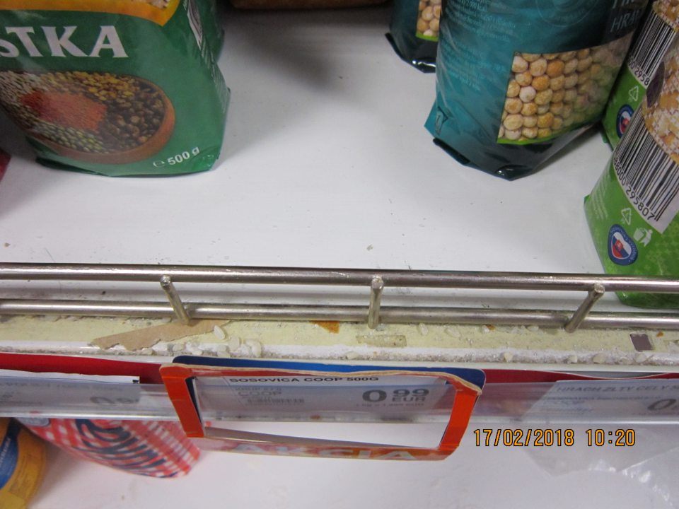 Police znečistené zvyškami ryže, múky, cukru