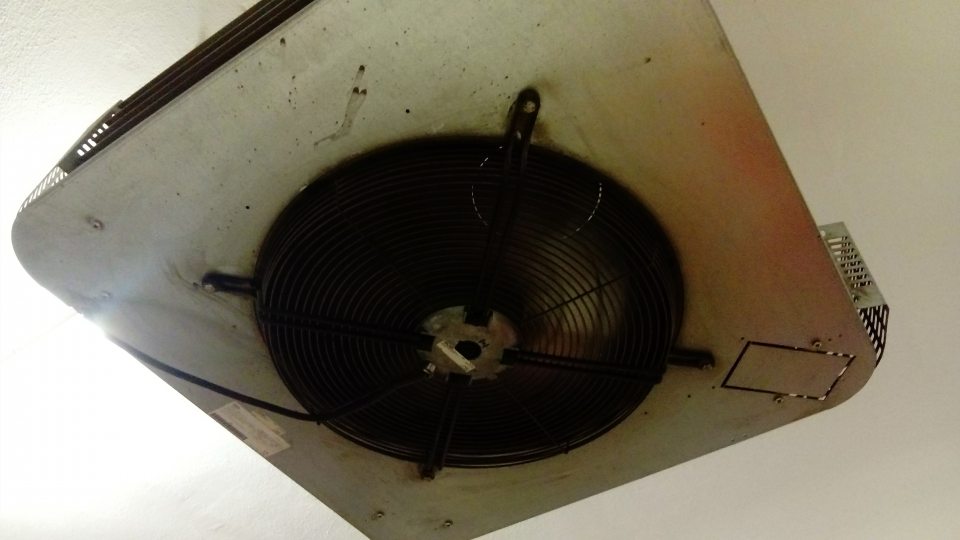 Znečistenie krytu klimatizačného zariadenia