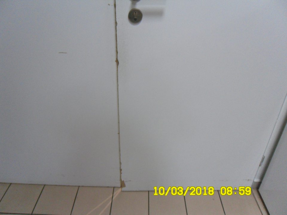 Dvere zo skladu potravín  na predajnú plochu v zlom stave údržby - poškodený povrch 