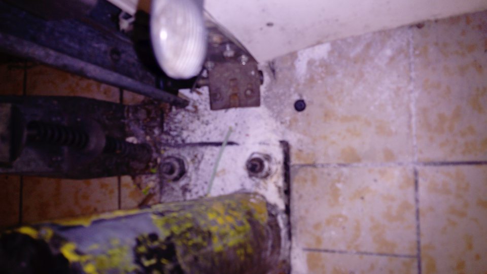 Pri príjmovej rampe prevádzky znečistená podlaha. 