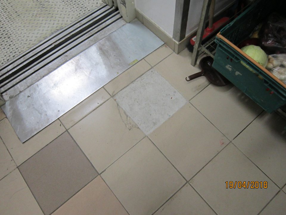 Necelistvá podlaha ( chýbajúca dlaždica ) v medzisklade.