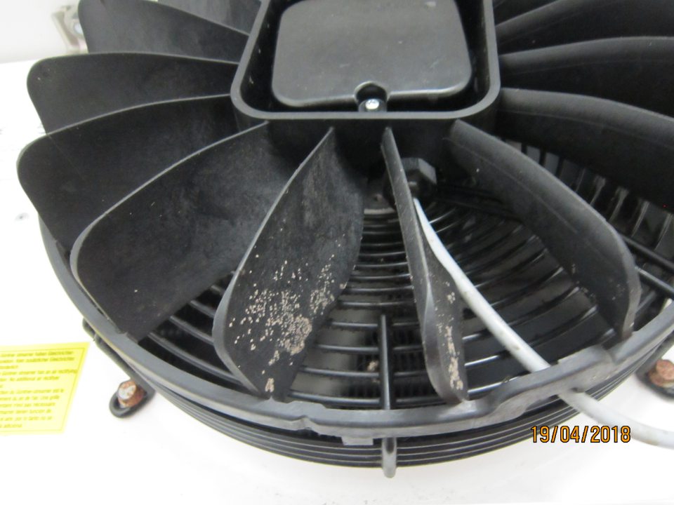 Znečistený ventilátor chladiacej jednotky v chladiacom boxe.