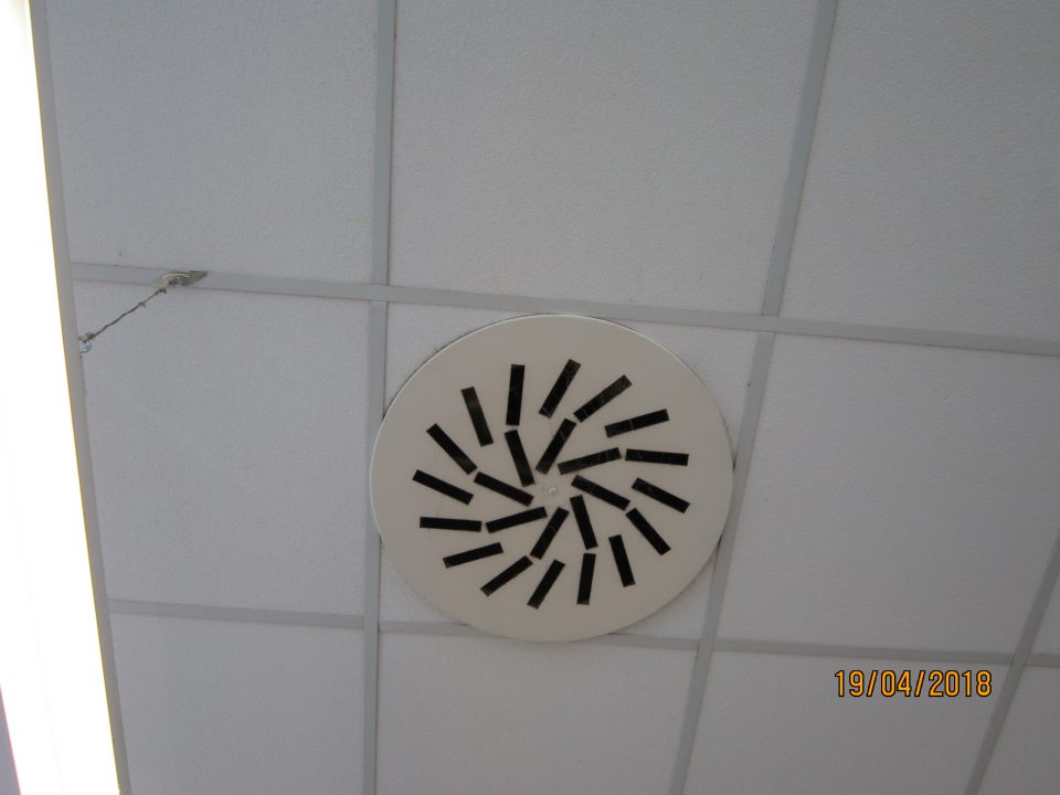 Znečistený kryt ventilácie na predajnej ploche.