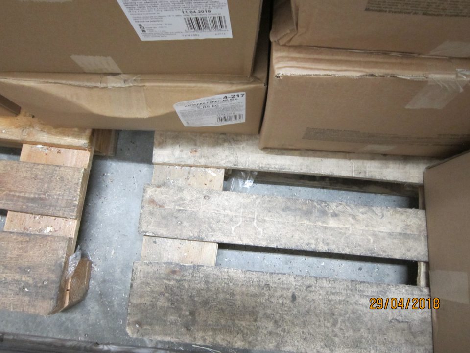 -V mraziacom boxe č.32 znečistená podlaha / zbytky a úlomky tovaru/. -V mraziacom boxe č.33 uložený tovar na iný než pôvodný účel, ktorý nebol v čase kontroly zreteľne označený.