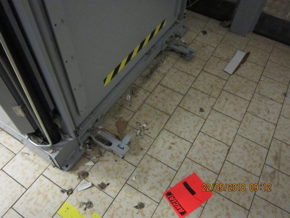 Znečistenie priestoru okolo lisu na papier