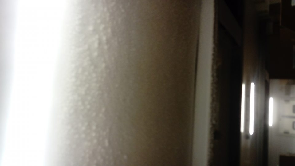 Značné množstvo námrazy na strope v mraziacom boxe, určeného na skladovanie hlbokozmrazených pekárskych polotovarov