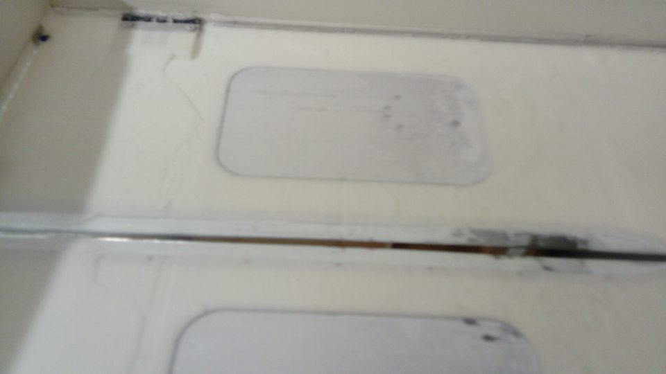 Značné množstvo námrazy na dverách mraziaceho boxu, určeného na skladovanie hlbokozmrazených pekárskych polotovarov