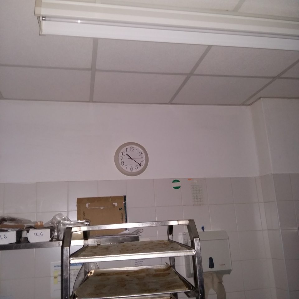 Chýbajúci kryt na stropnom osvetlení v prípravovni dopeku.