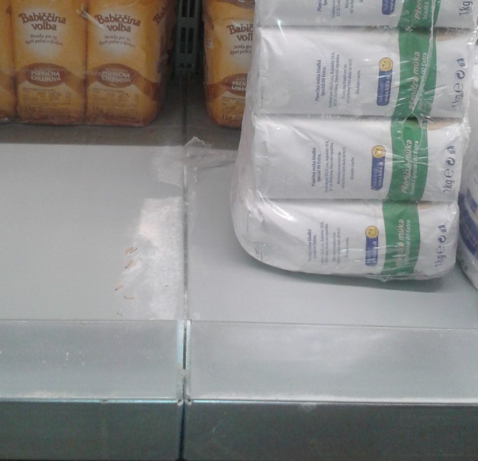 Výskyt živého hmyzu - lariev Vijačky múčnej 