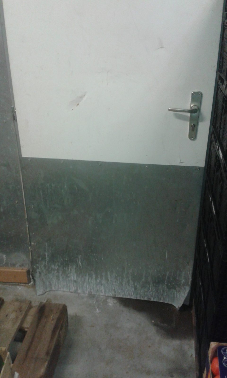 V skladovacom priestore prevádzky znečistené a konštrukčne opotrebované dvere.