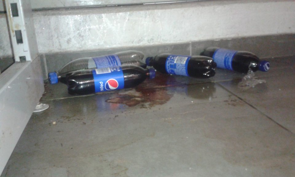 V predajnom priestore prevádzky znečistená podlaha.