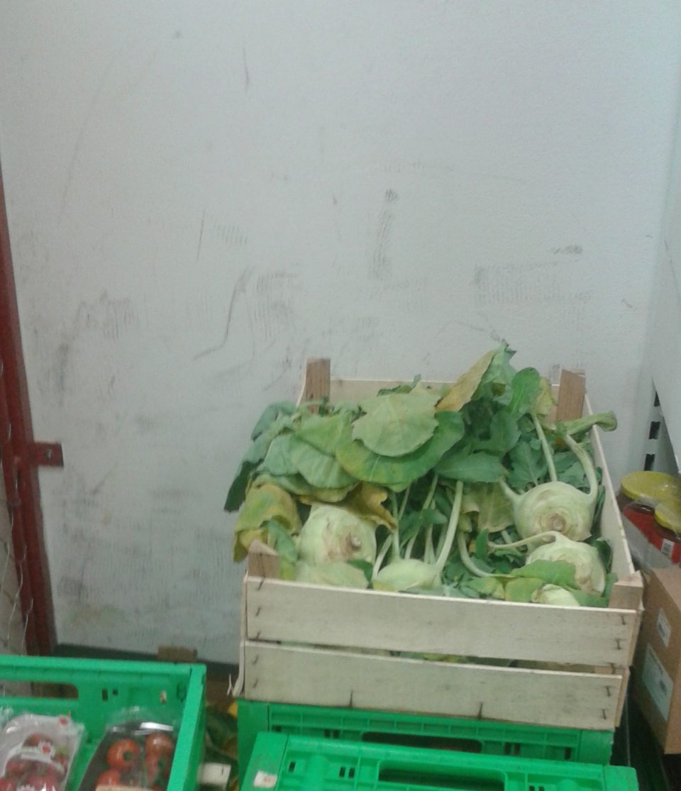 Stena v skladovacom priestore určenom pre suché balené potraviny a ovocie a zeleninu na viacerých miestach znečistená.