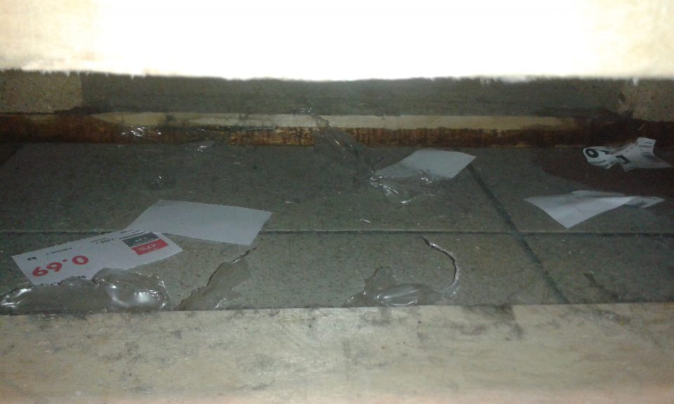 Znečistená podlaha pod paletami v predajni