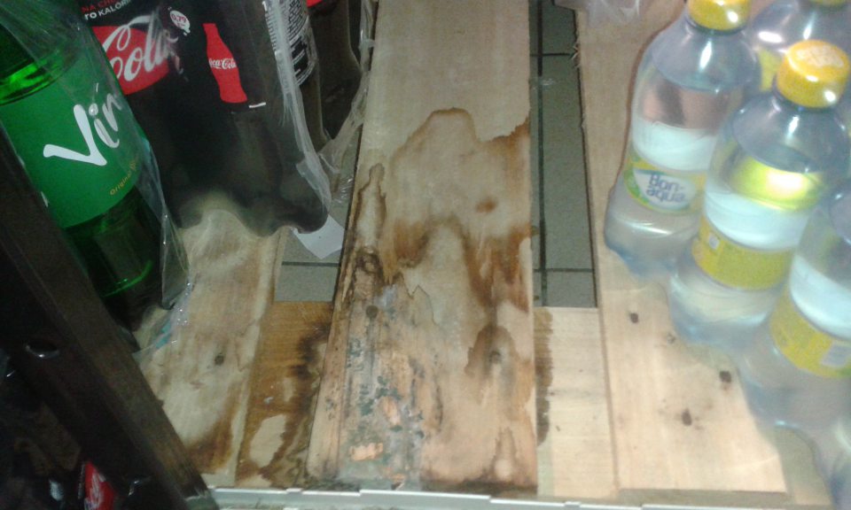 Znečistená paleta v predajni s výskytom kolónii plesní