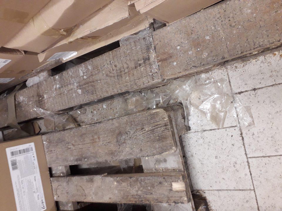 Znečistená podlaha v sklade mrazených pekárskych polotovarov