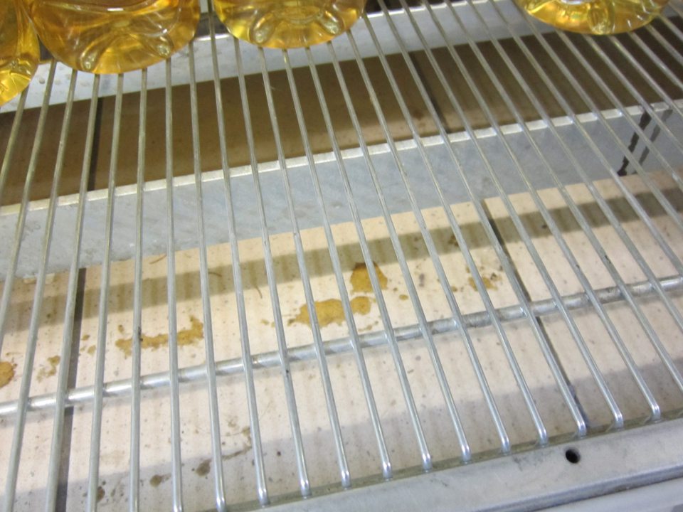 V predajni pod a medzi regálmi znečistená podlaha.