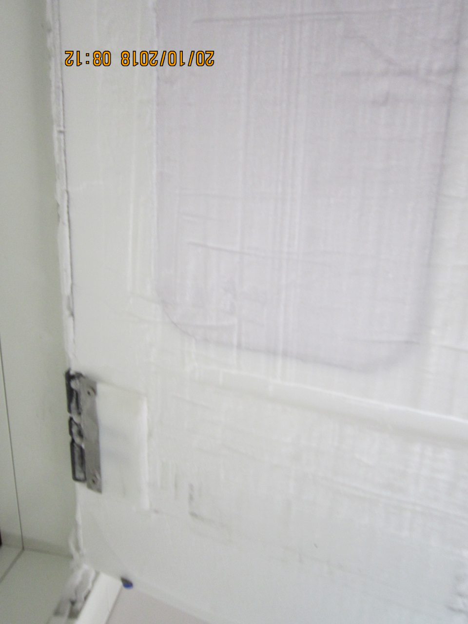 V zázemí prevádzky sú dvere do mraziaceho boxu pokryté námrazou.