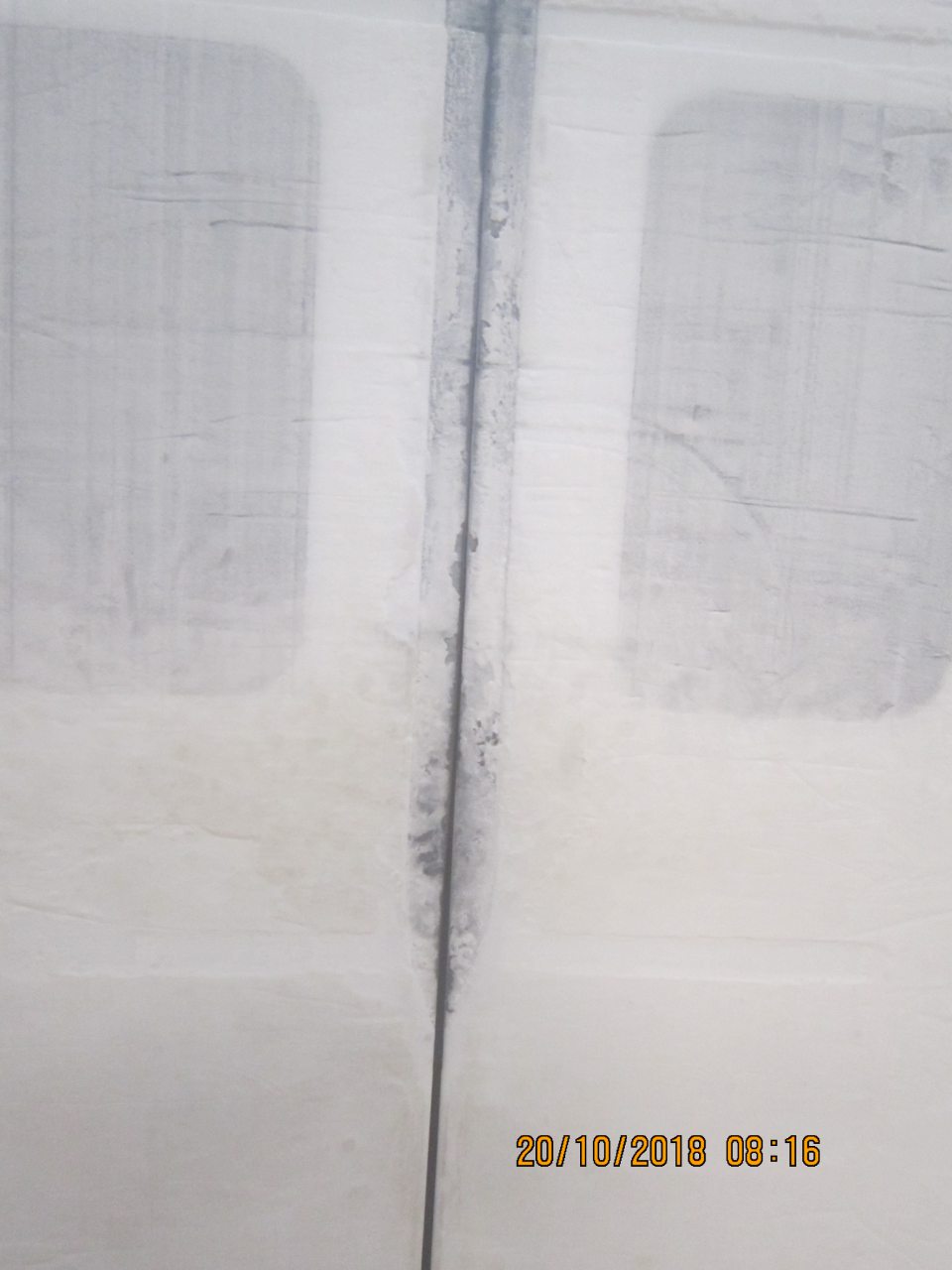 V zázemí prevádzky sú dvere do mraziaceho boxu pokryté námrazou.