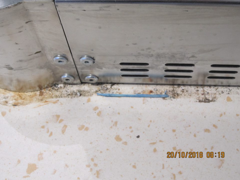 Na predajnej ploche znečistená  podlaha pri chladiacom boxe s hydinovým mäsom. 