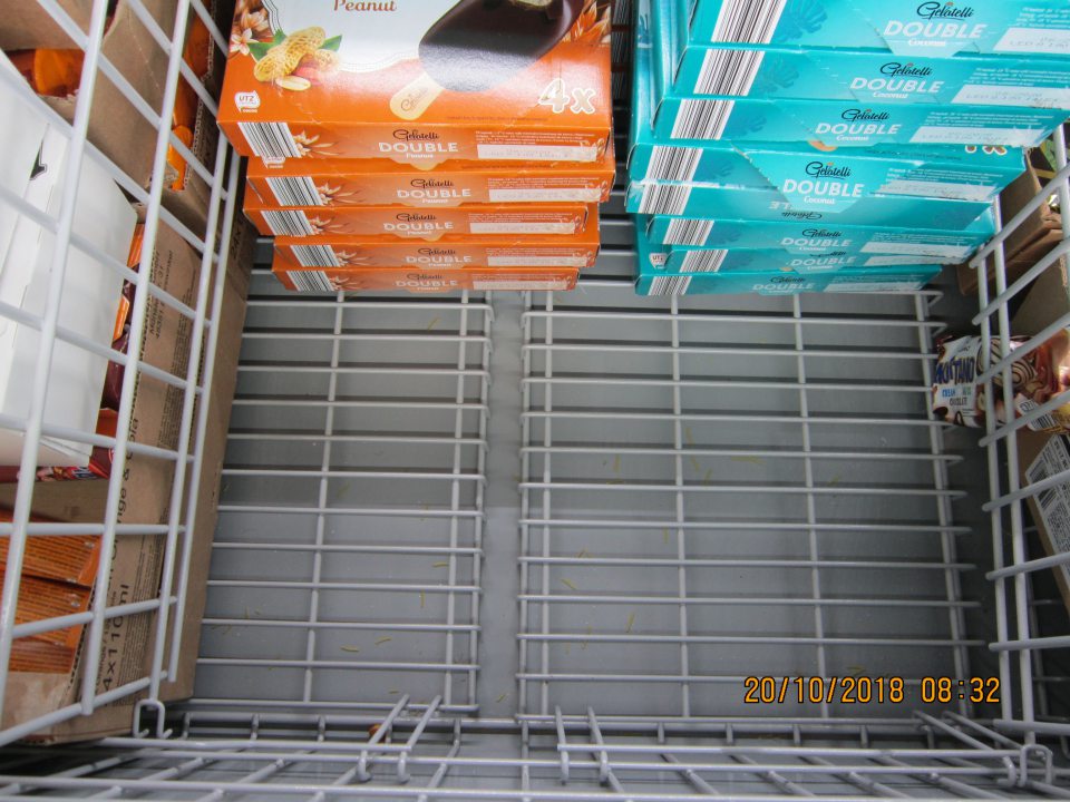 Na predajnej ploche v mraziacom boxe s uchovávanými nanukami v spodnej časti napadané drobné nečistoty, cestoviny. 