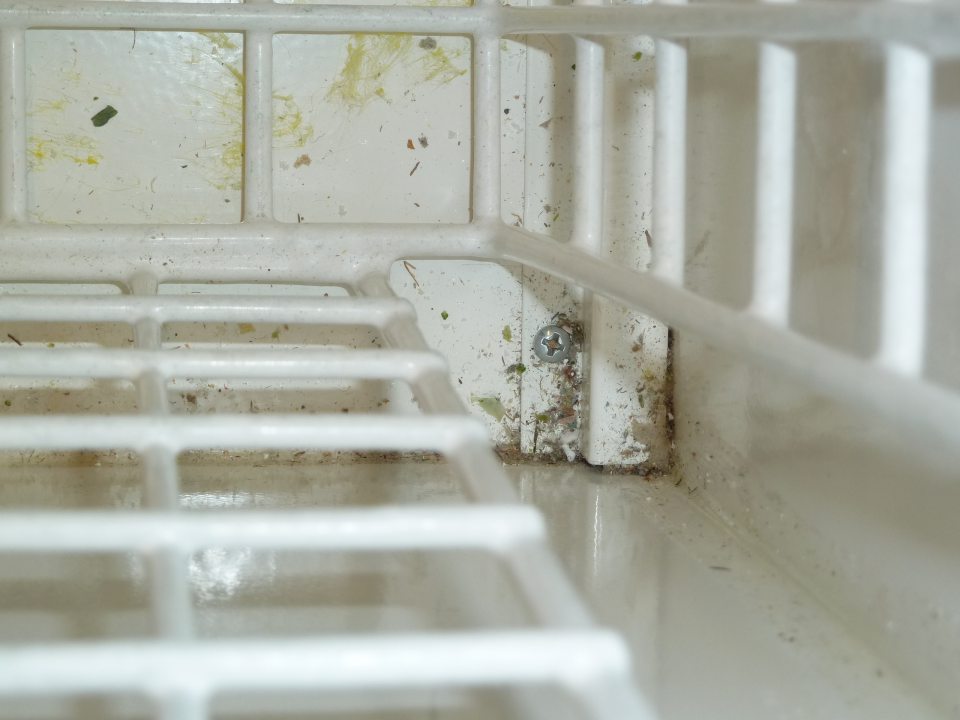 Znečistenie v mraziacom boxe pre hlbokozmrazenú zeleninu.