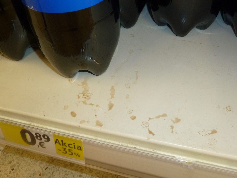 Znečistenie regálu zvyškami nápoja.