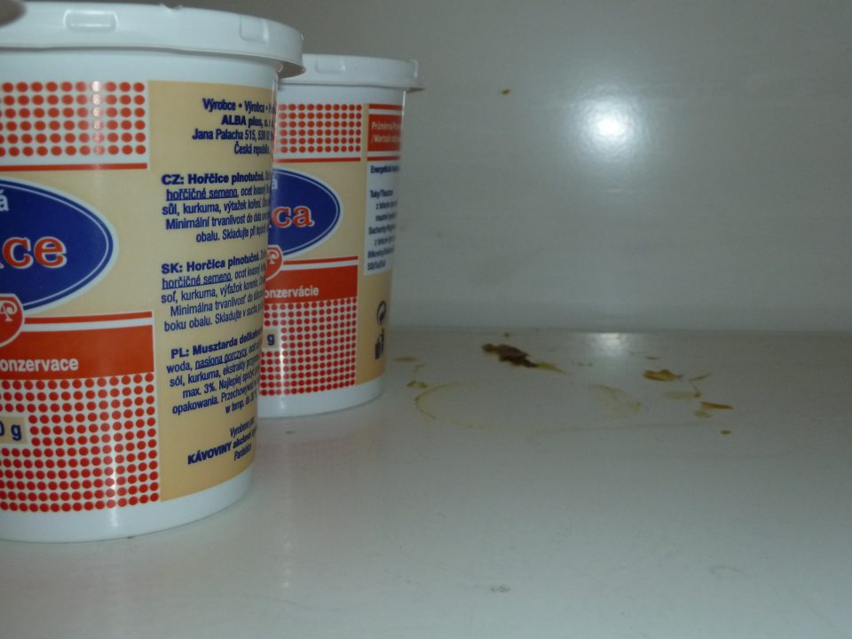 Znečistenie regálu zvyškami od uskladneného sortimentu ( horčica).