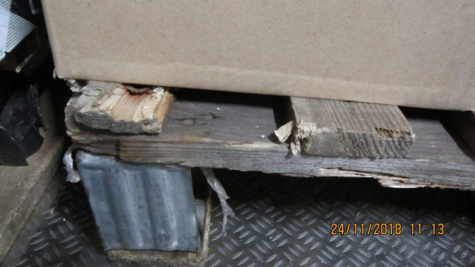 Mechanicky poškodené drevené palety v mraziacom boxe, na ktorých sú uchovávané hlbokozmrazené pekárske polotovary.