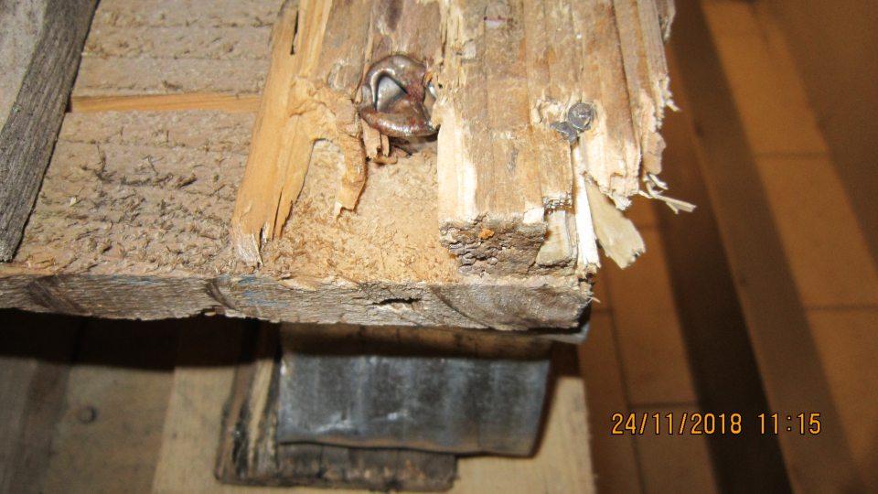 Poškodené drevené palety v mraziacom boxe, na ktorých sú uchovávané hlbokozmrazené pekárske polotovary. 