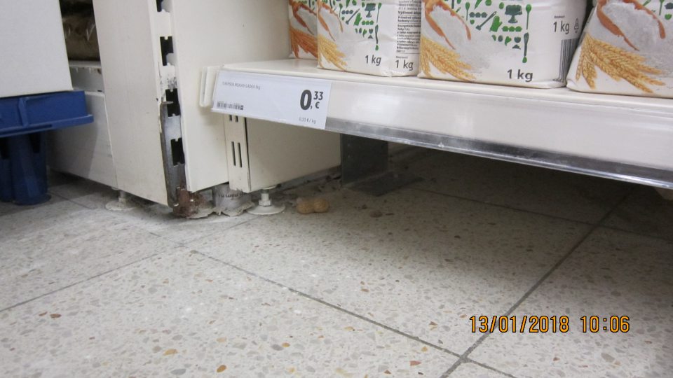 Na predajnej ploche znečistená podlaha pod regálom s cereáliami.