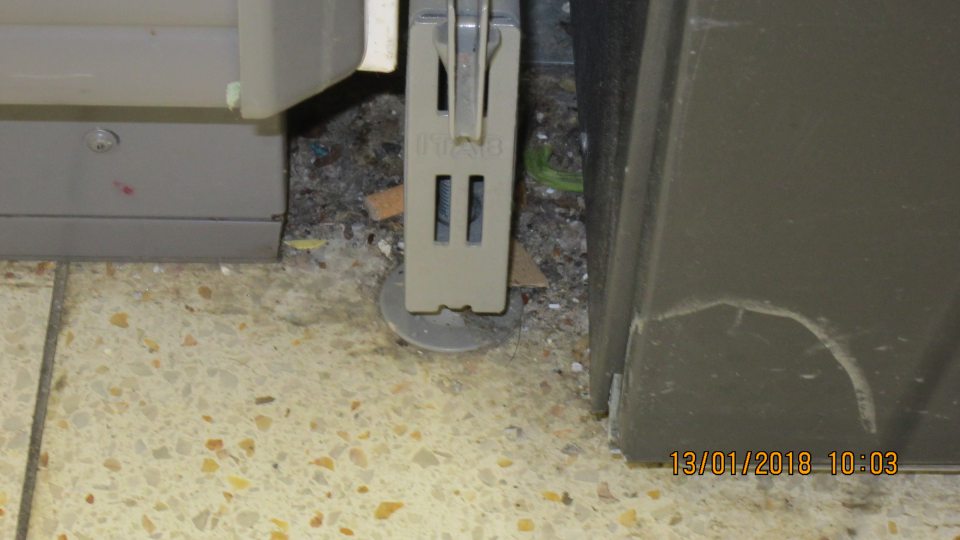 Na predajnej ploche znečistená podlaha pri chladiacich zariadeniach s balenými cukrárskymi výrobkami. 