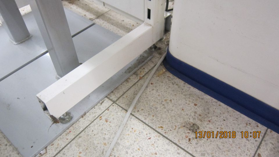 Na predajnej ploche znečistená podlaha pod mraziacim zariadením.  