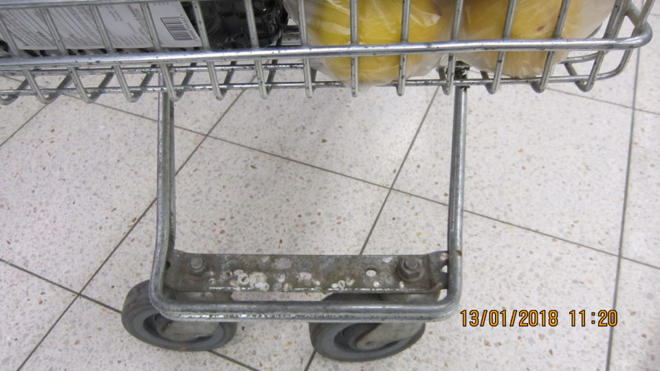 Znečistený nákupný vozík od exkrementov. 