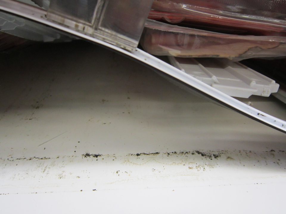 Na predajnej ploche v chladiacom zariadení na úseku uchovávania mäsových výrobkov znečistený regál.