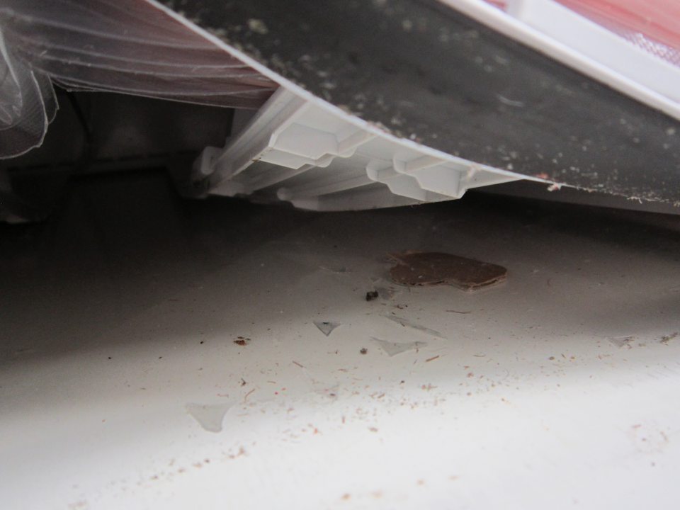 Na predajnej ploche v chladiacom zariadení na úseku uchovávania mäsových výrobkov znečistený regál napadanými drobnými nečistotami.