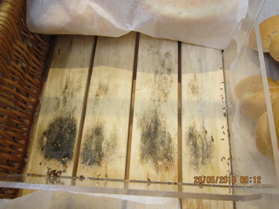 drevený ostrovček, s uloženým pečivom