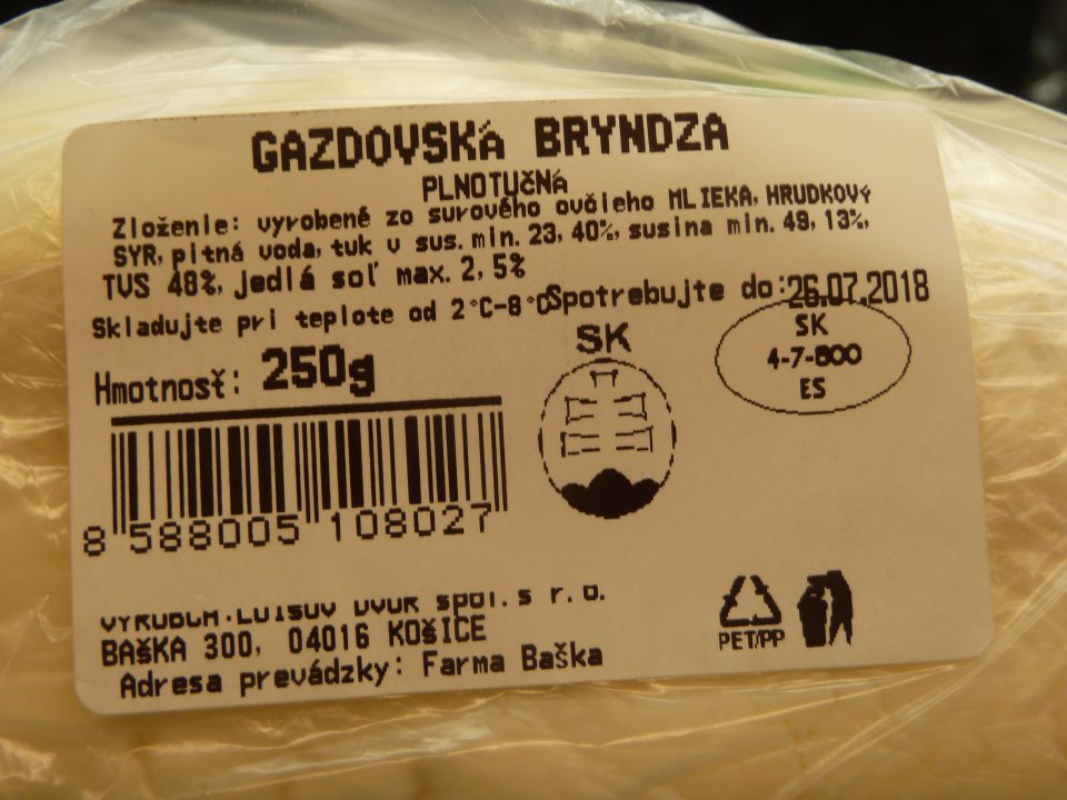 Gazdovská plnotučná bryndza s rozdielne uvedeným obsahom tuku v sušine.