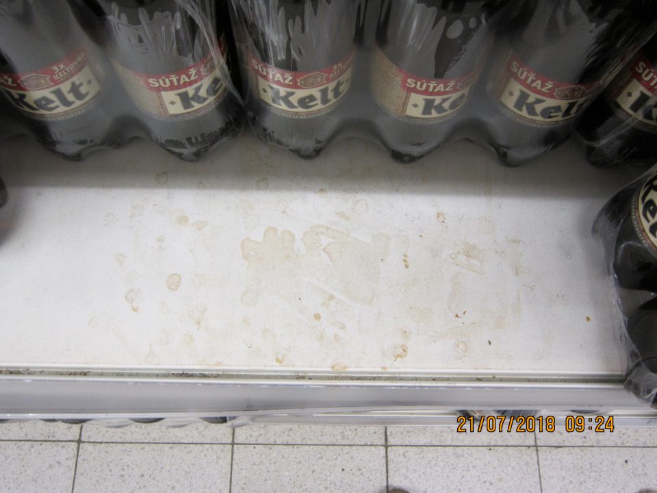 znečistené regály